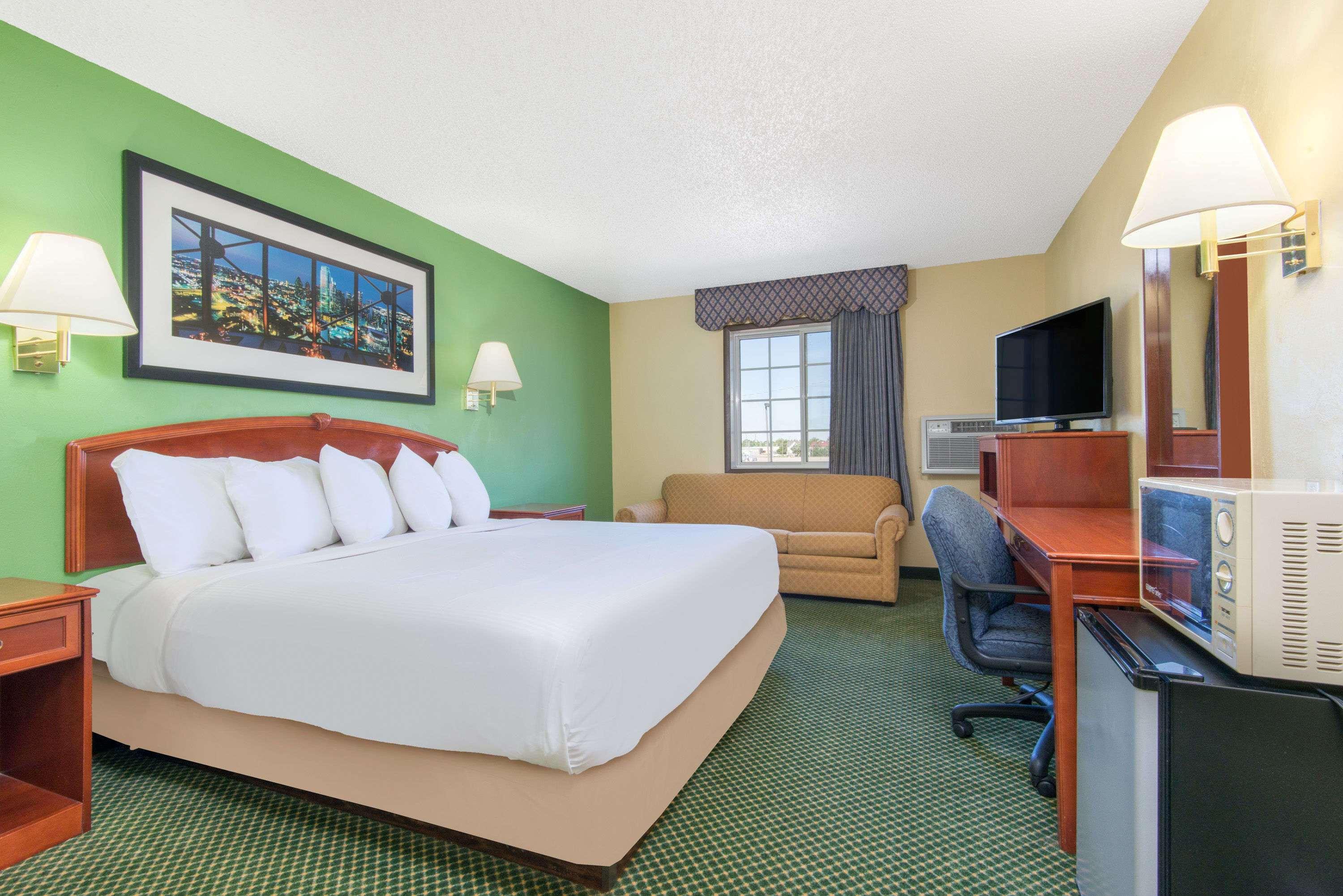 Days Inn By Wyndham Great Bend Экстерьер фото