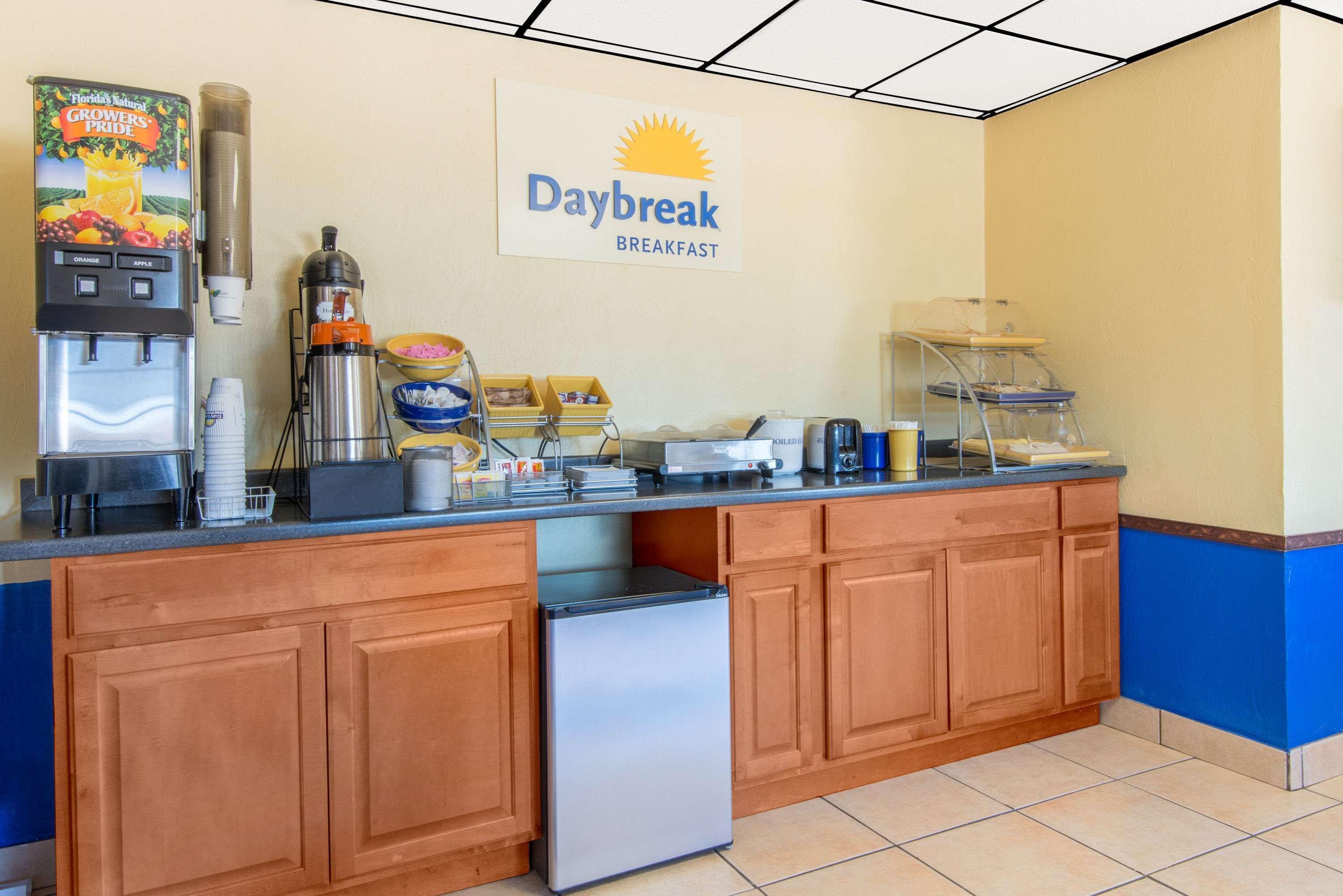 Days Inn By Wyndham Great Bend Экстерьер фото