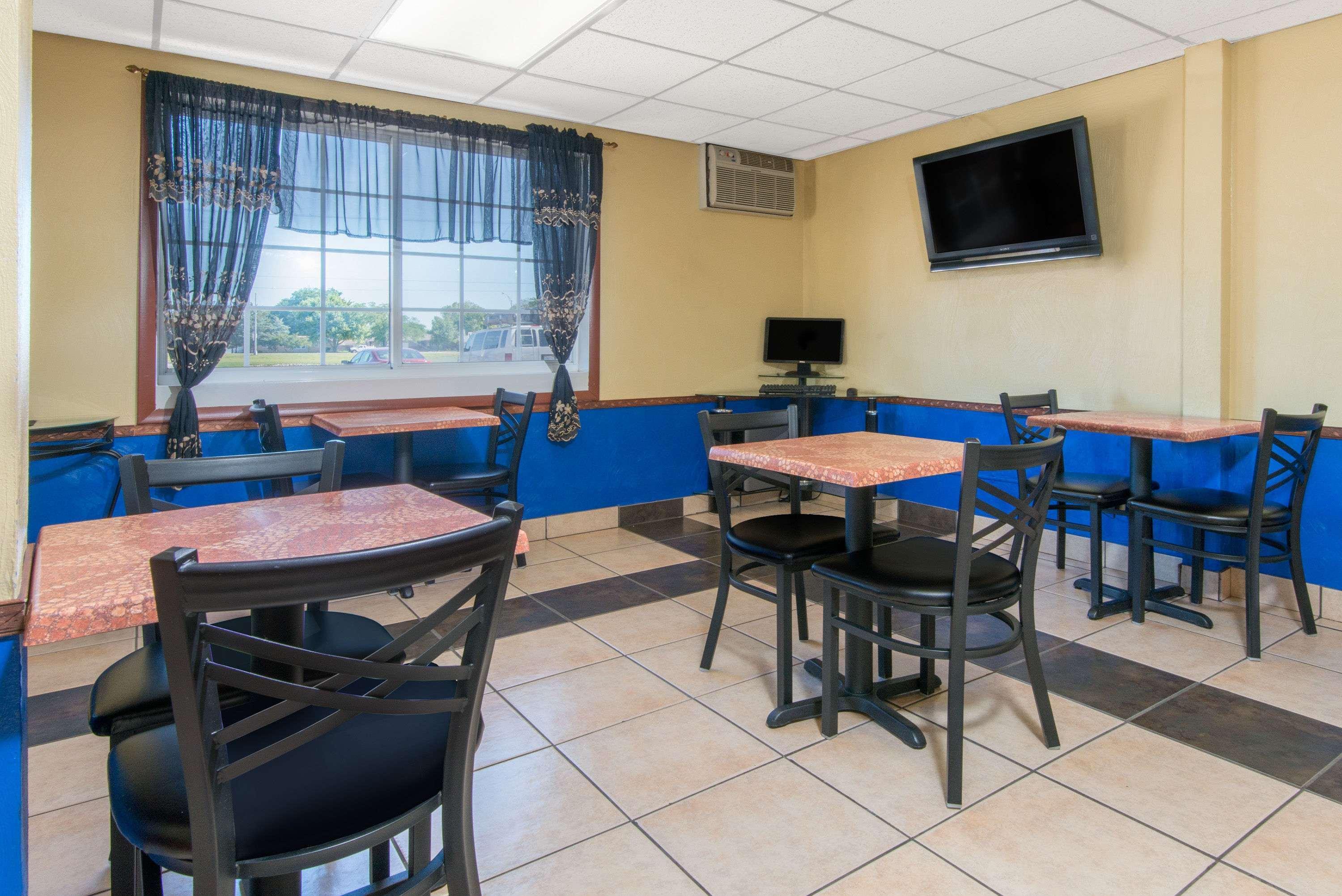 Days Inn By Wyndham Great Bend Экстерьер фото