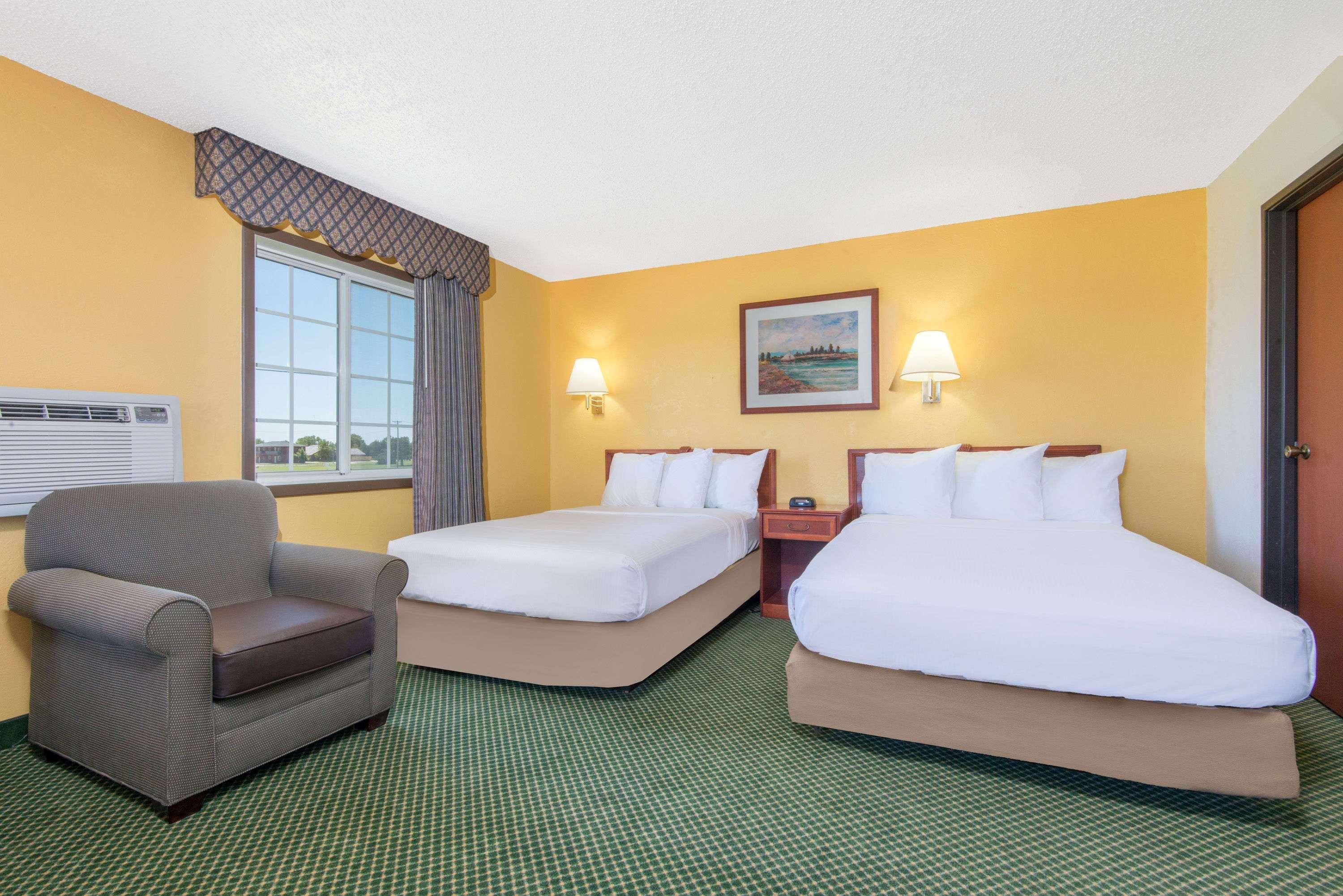 Days Inn By Wyndham Great Bend Экстерьер фото