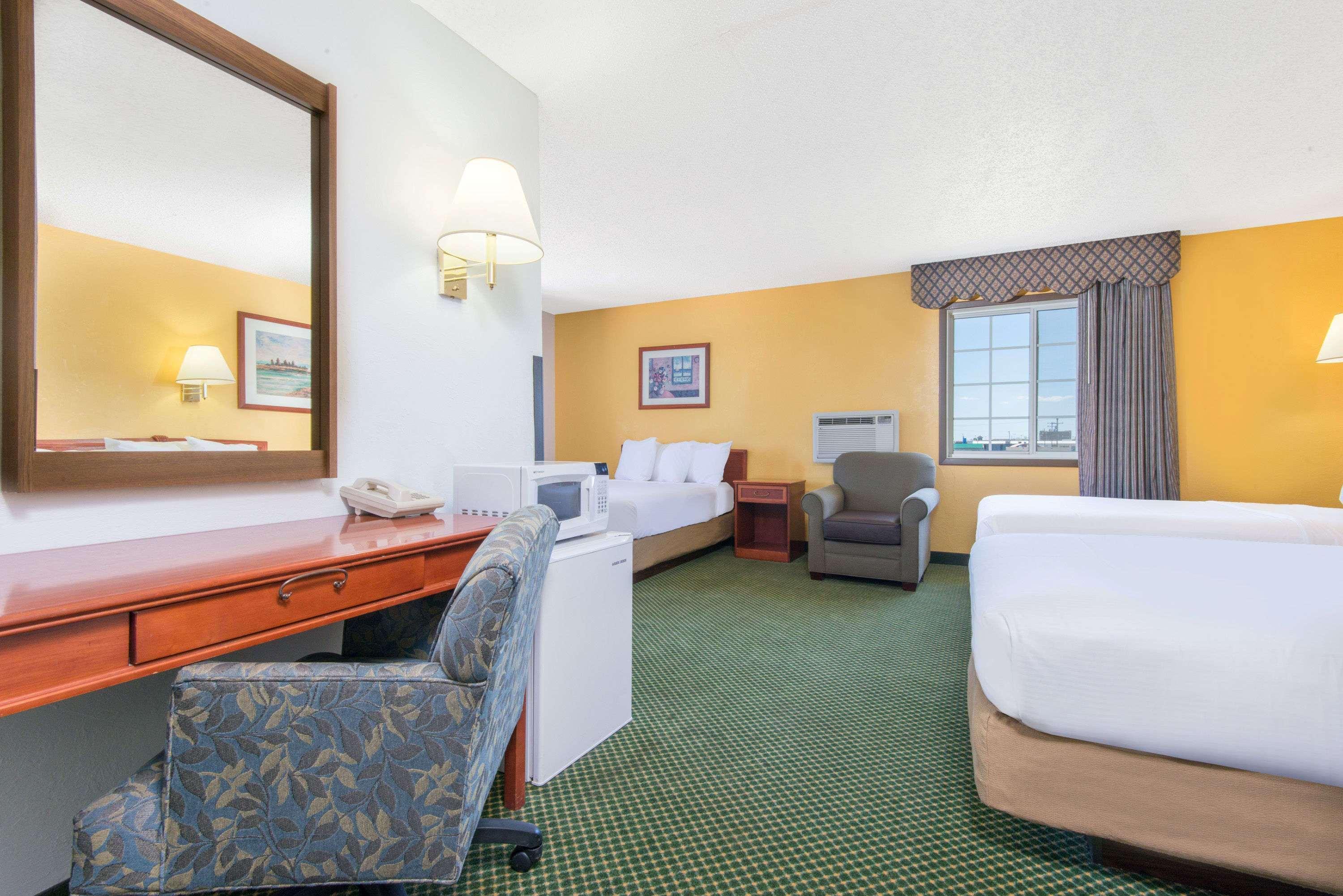 Days Inn By Wyndham Great Bend Экстерьер фото
