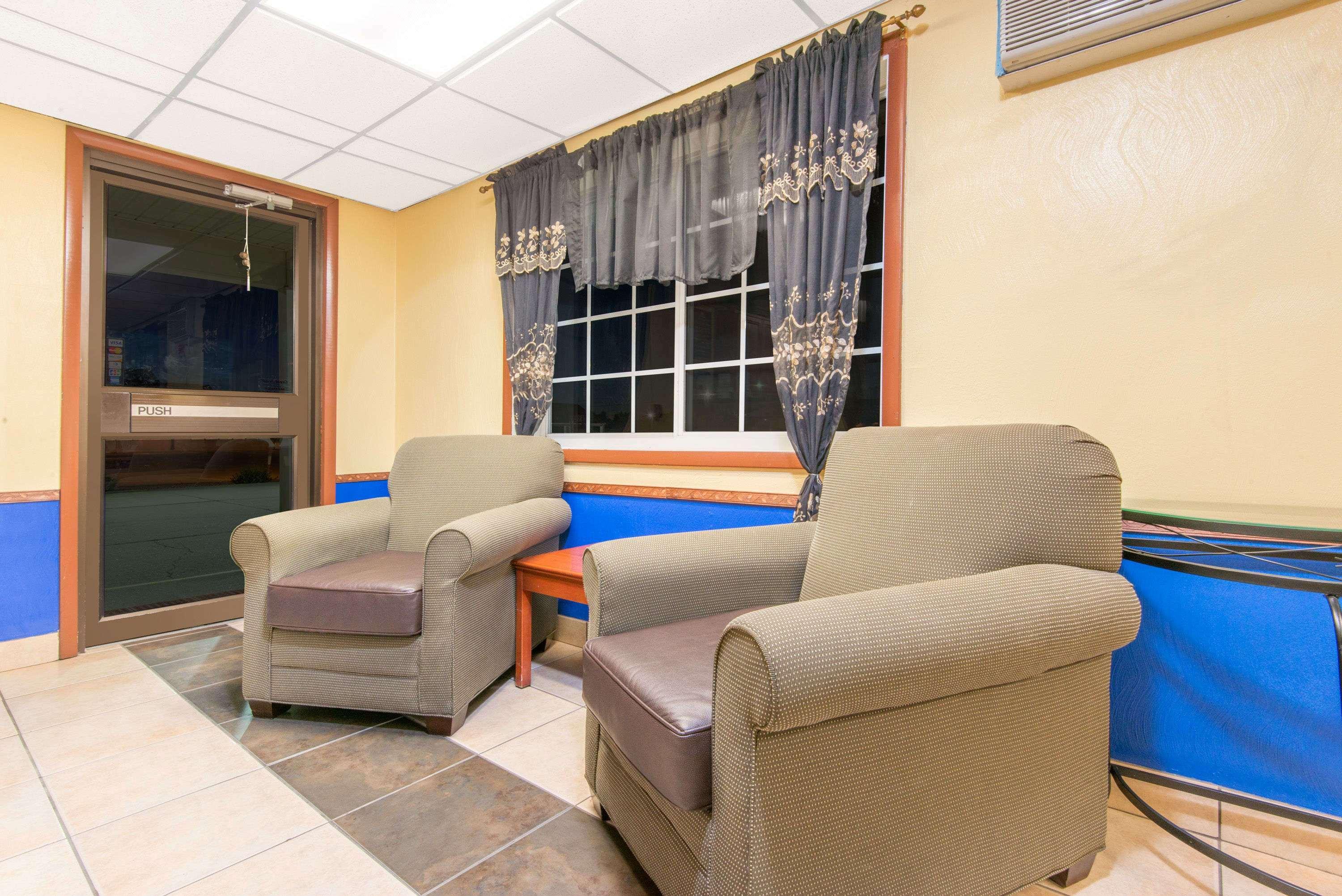 Days Inn By Wyndham Great Bend Экстерьер фото