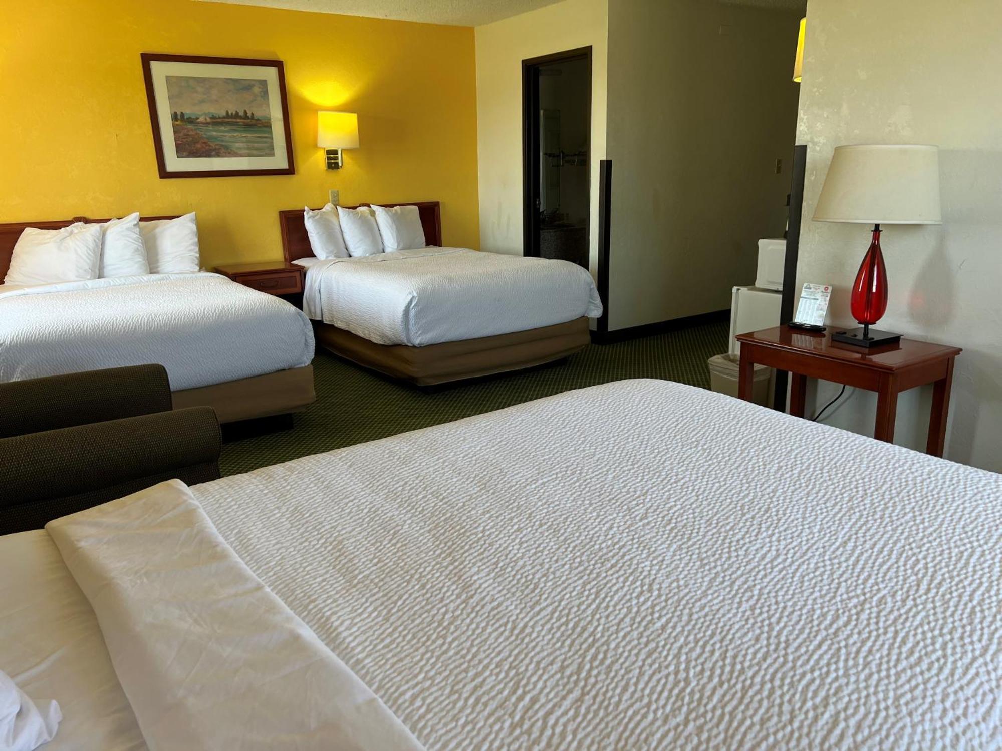 Days Inn By Wyndham Great Bend Экстерьер фото
