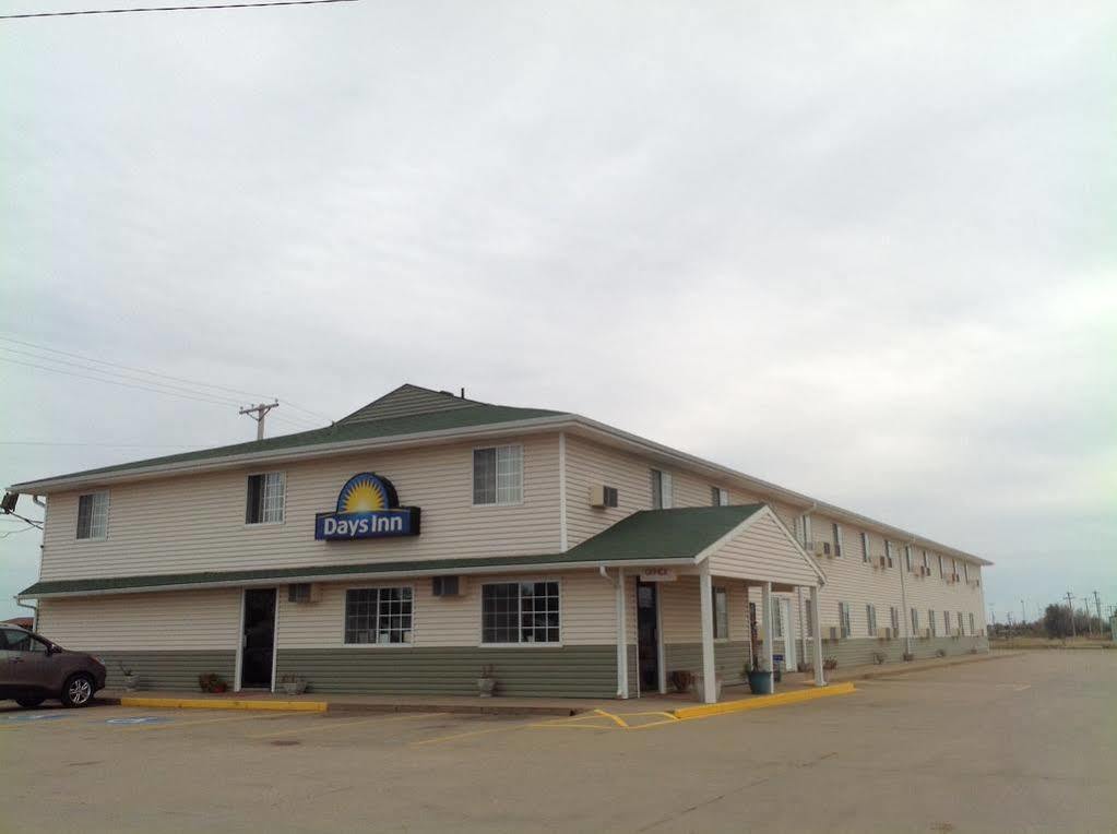 Days Inn By Wyndham Great Bend Экстерьер фото